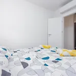 2 Bedroom Beautiful In Apartment *